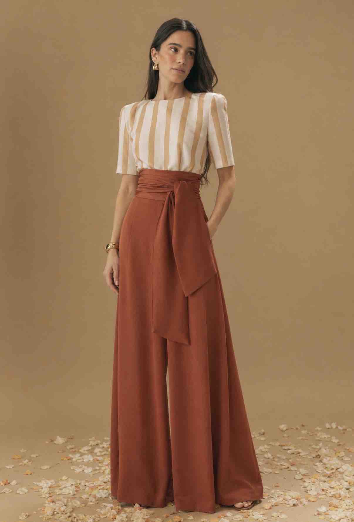Conjunto Lozanía amarillo, dorado y marrón, talla S, en alquiler