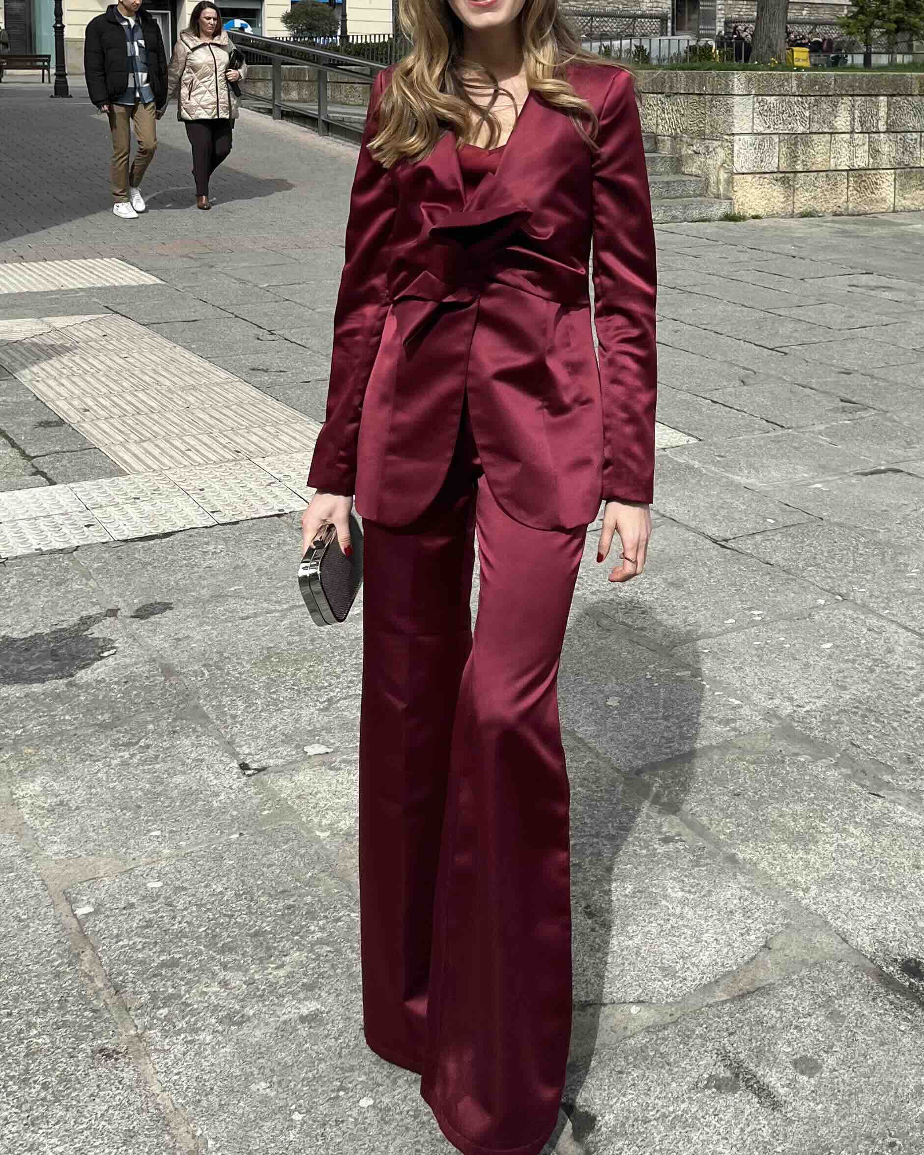Traje burdeos Satela — foto 1 de 4