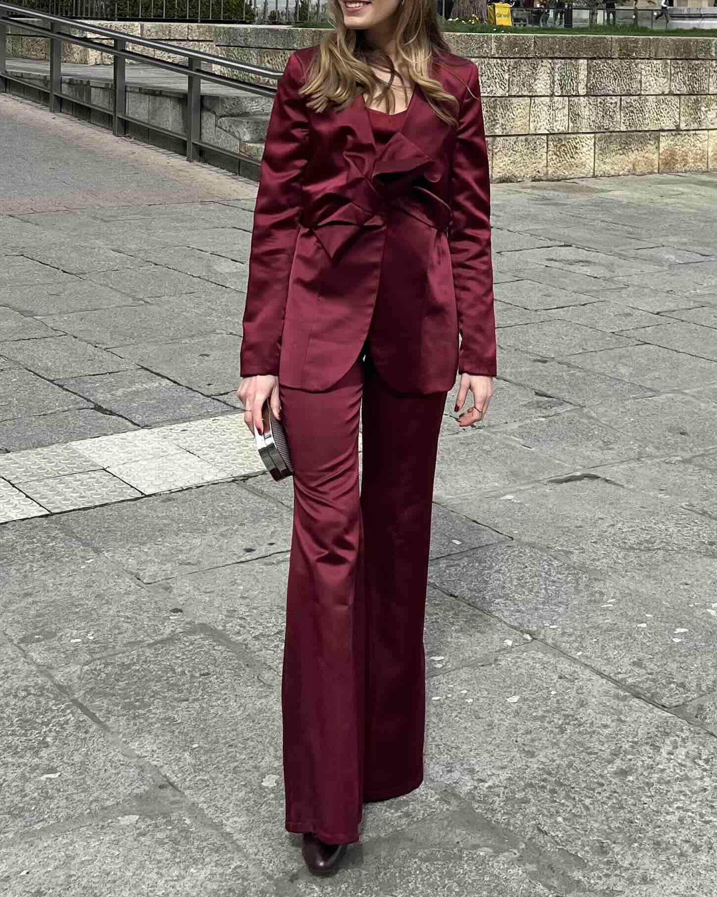 Traje burdeos Satela — foto 2 de 4