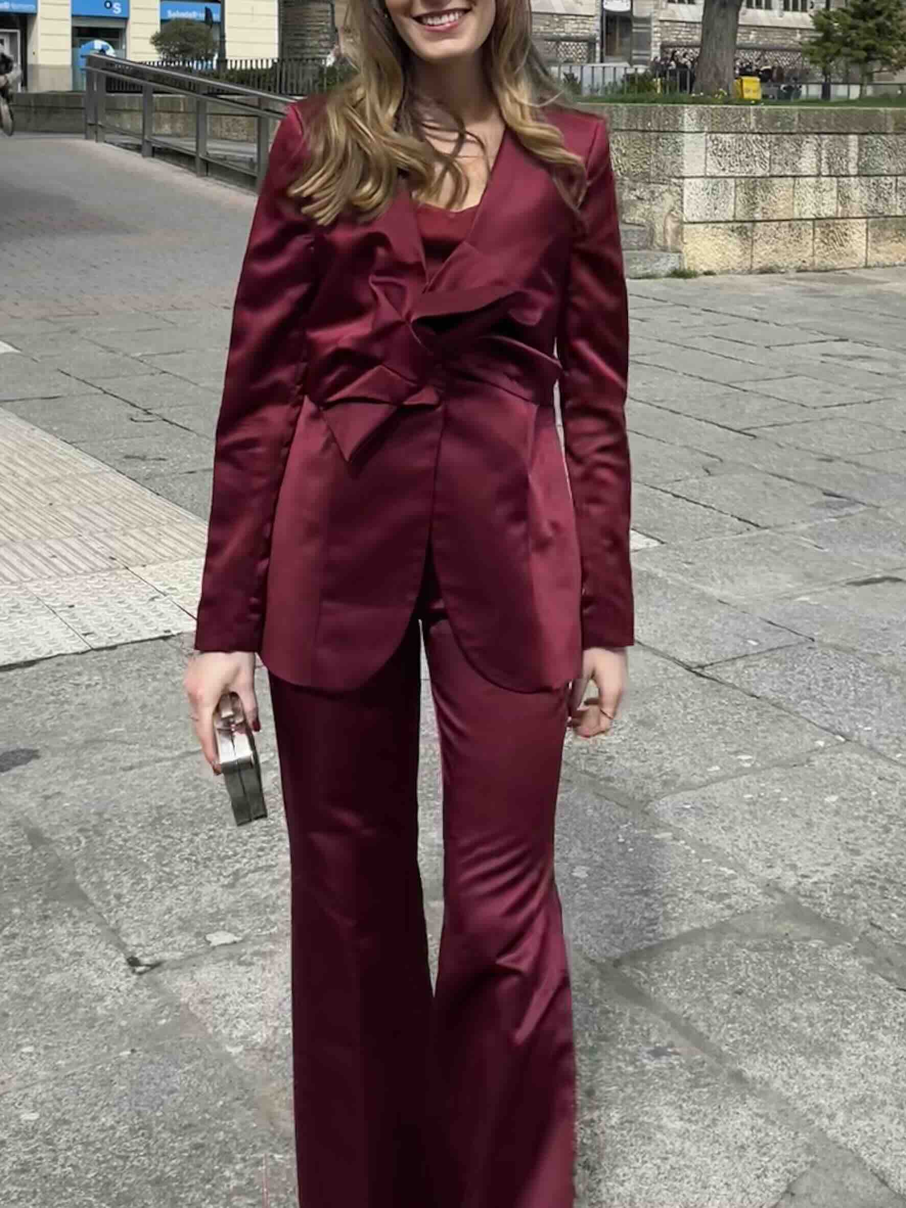 Traje burdeos Satela — foto 3 de 4