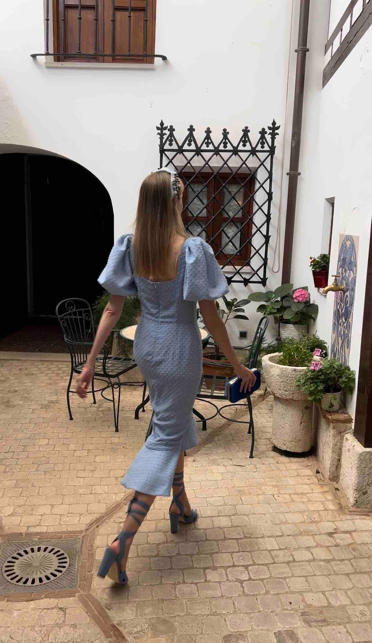 Vestido midi con manga globo en azul pastel de Apparentia — foto 2 de 6