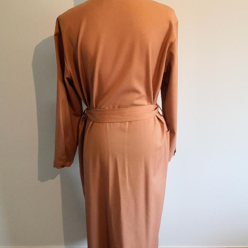 Vestido Midi en camel de Dolores Promesas — foto 2 de 6
