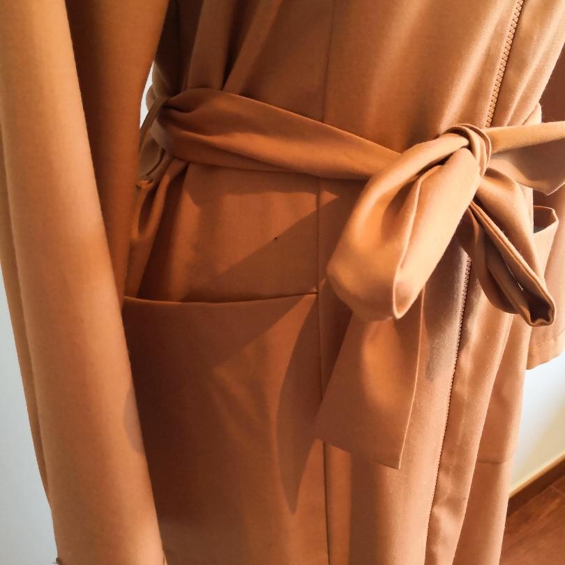 Vestido Midi en camel de Dolores Promesas — foto 3 de 6