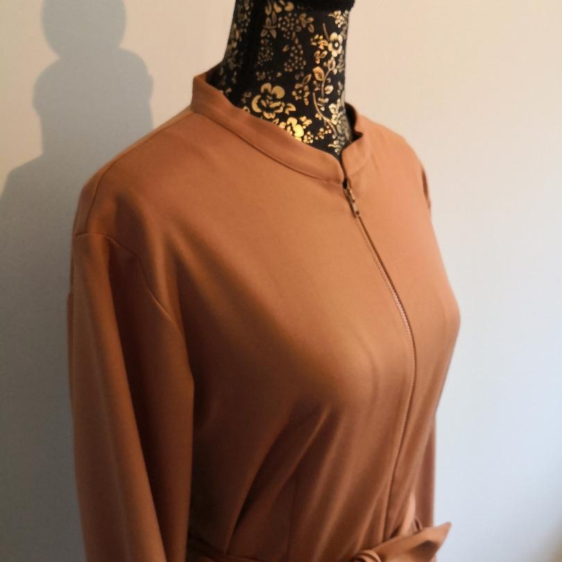 Vestido Midi en camel de Dolores Promesas — foto 4 de 6