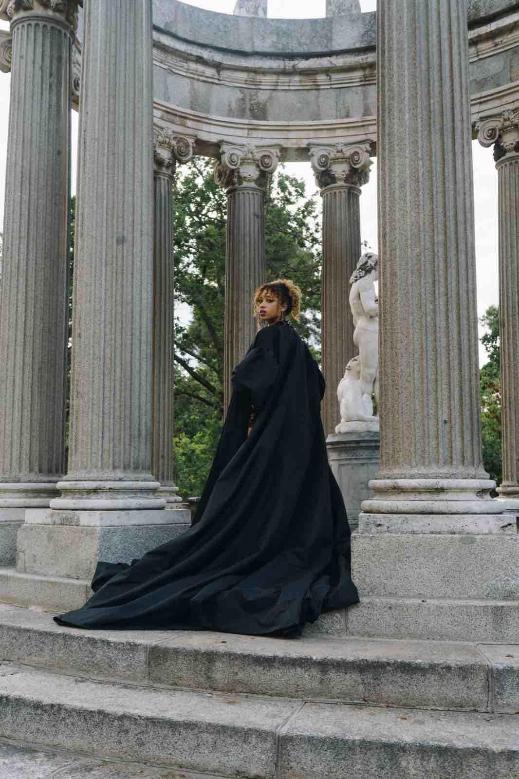 Mono negro de brillos con capa larga de manga abullonada Elysea Studio — foto 4 de 4