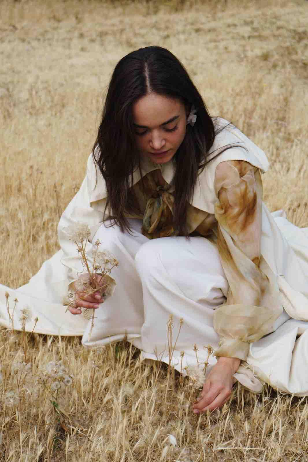 Conjunto de pantalón, capa y gabardina tonos tierra Elysea Studio — foto 4 de 4
