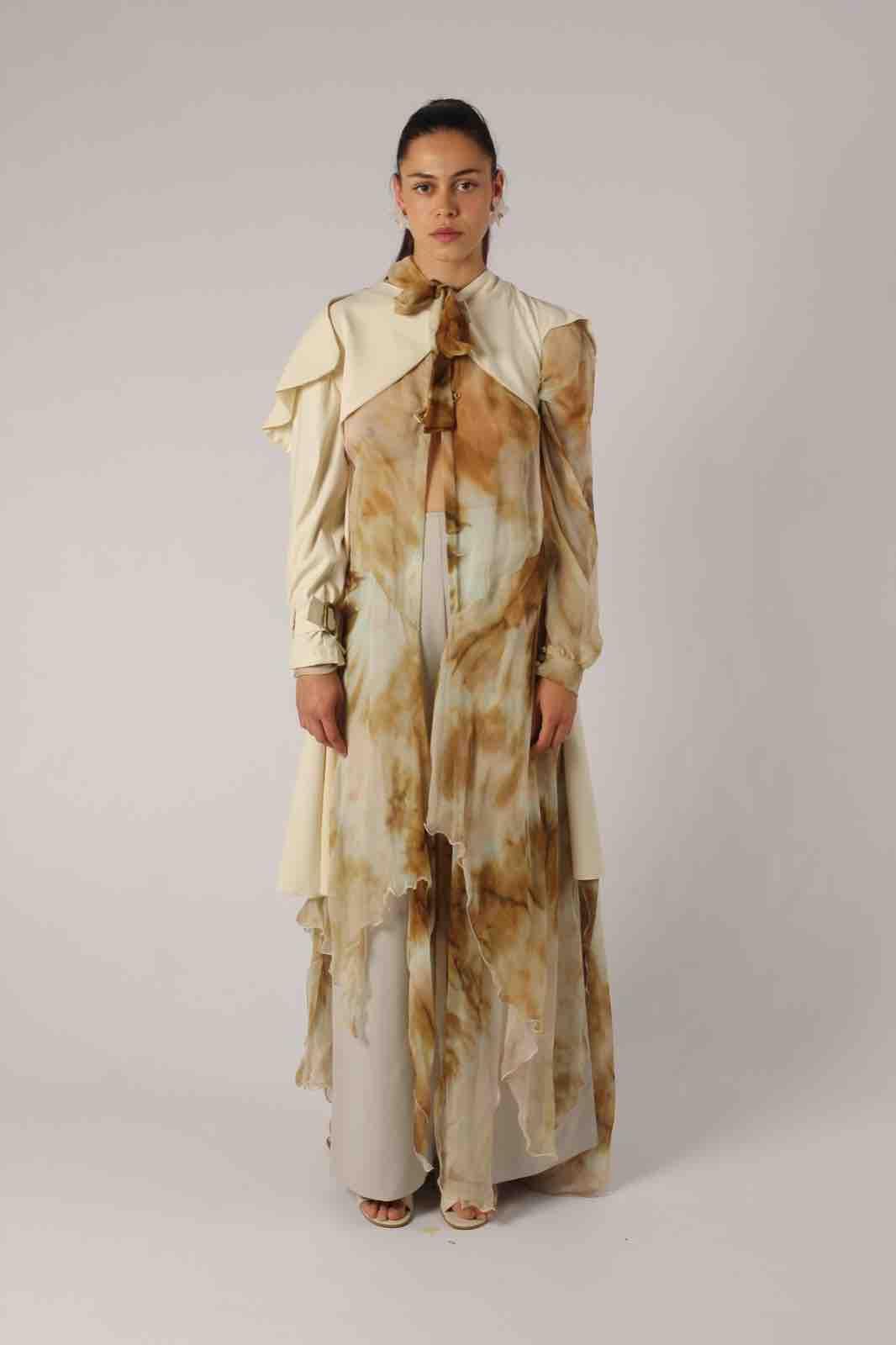 Conjunto de pantalón, capa y gabardina tonos tierra Elysea Studio — foto 1 de 4