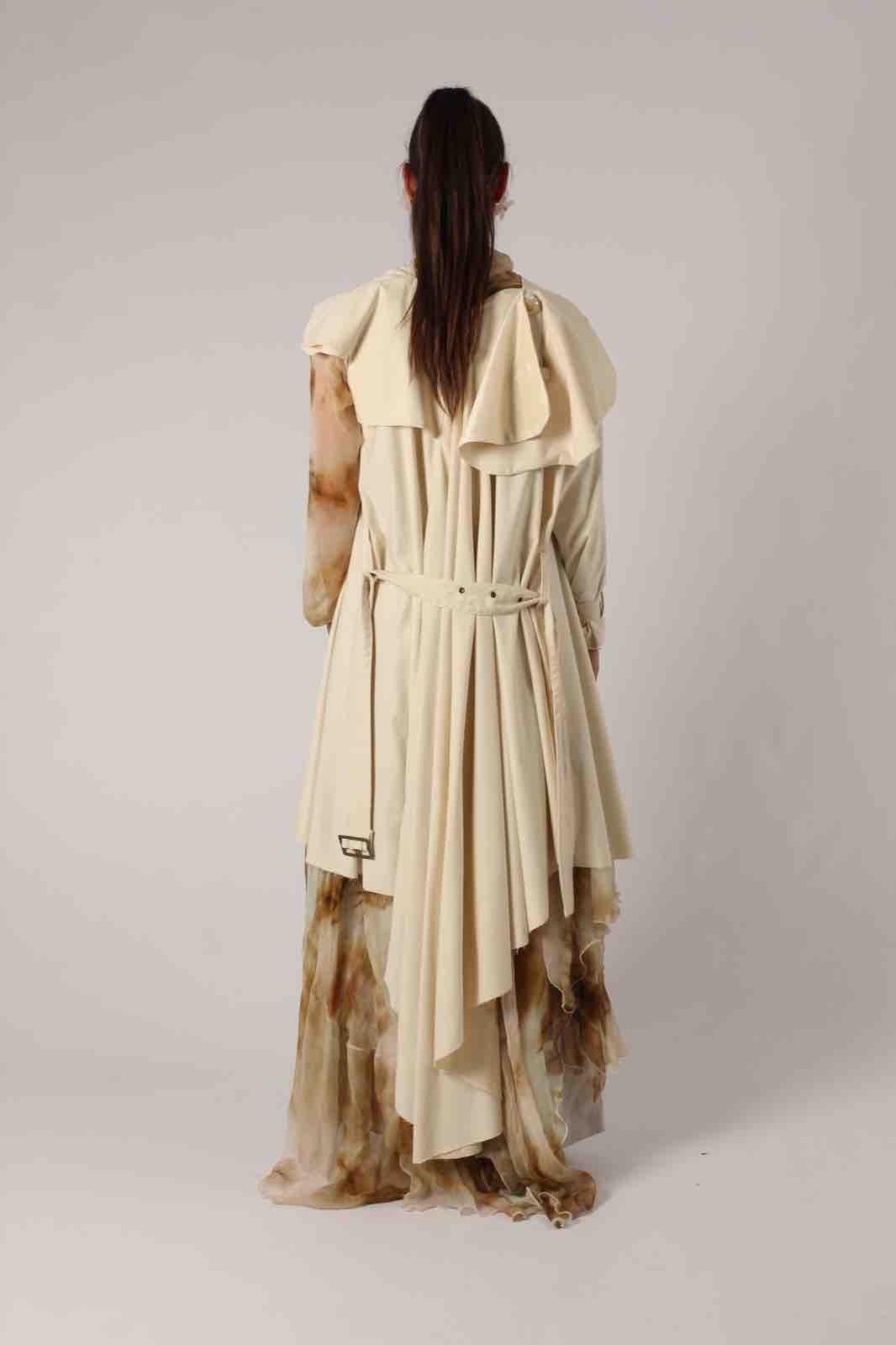 Conjunto de pantalón, capa y gabardina tonos tierra Elysea Studio — foto 3 de 4