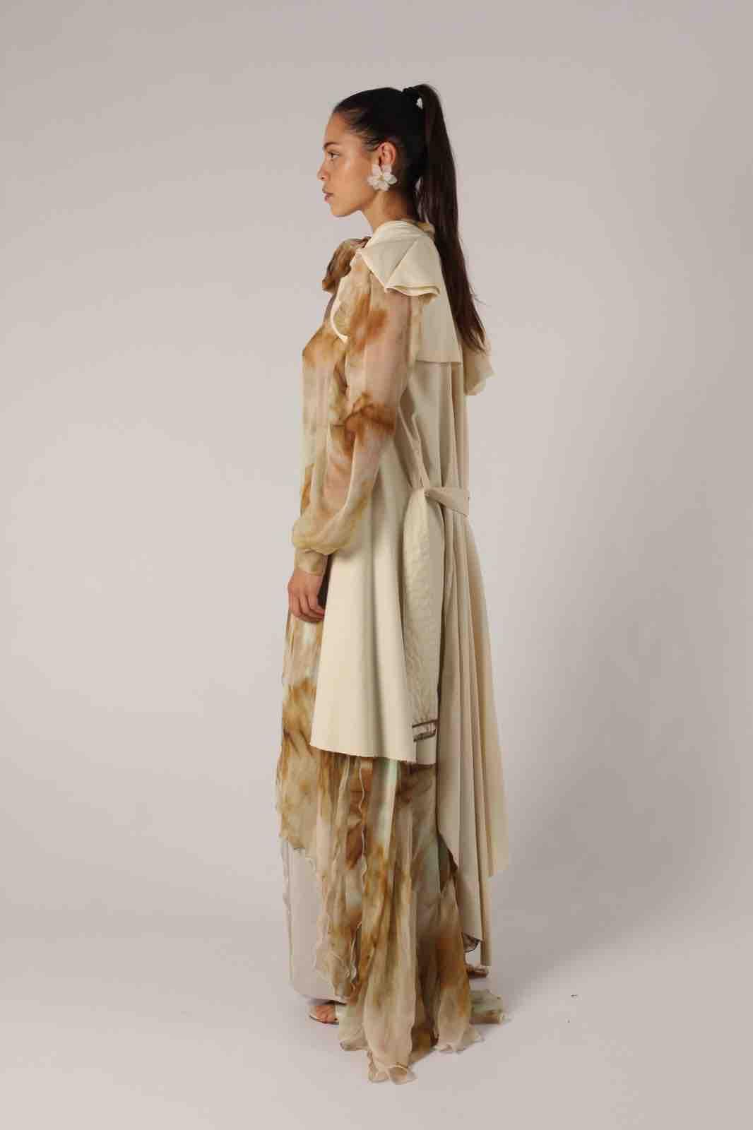 Conjunto de pantalón, capa y gabardina tonos tierra Elysea Studio — foto 2 de 4