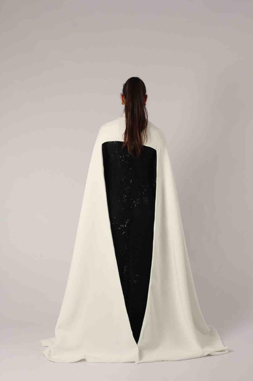 Vestido largo negro de malla brillante con capa blanca larga Elysea Studio — foto 2 de 4