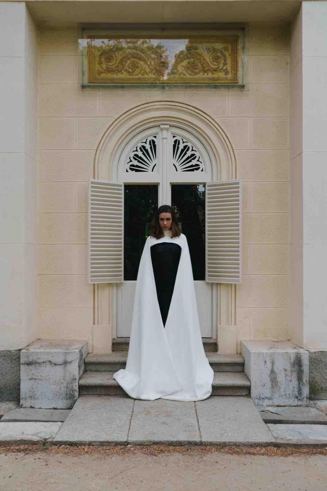 Vestido largo negro de malla brillante con capa blanca larga Elysea Studio — foto 4 de 4