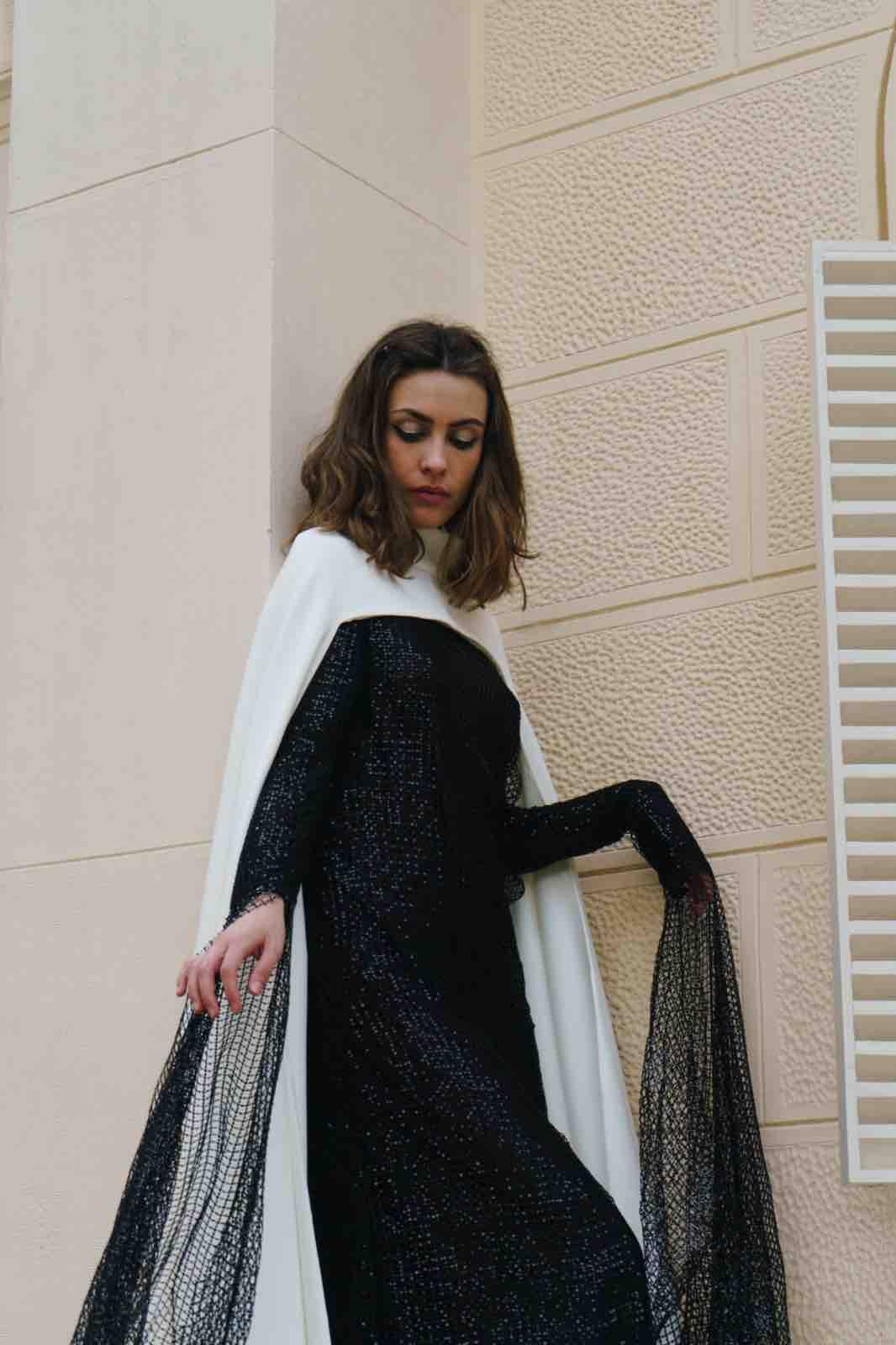 Vestido largo negro de malla brillante con capa blanca larga Elysea Studio — foto 3 de 4