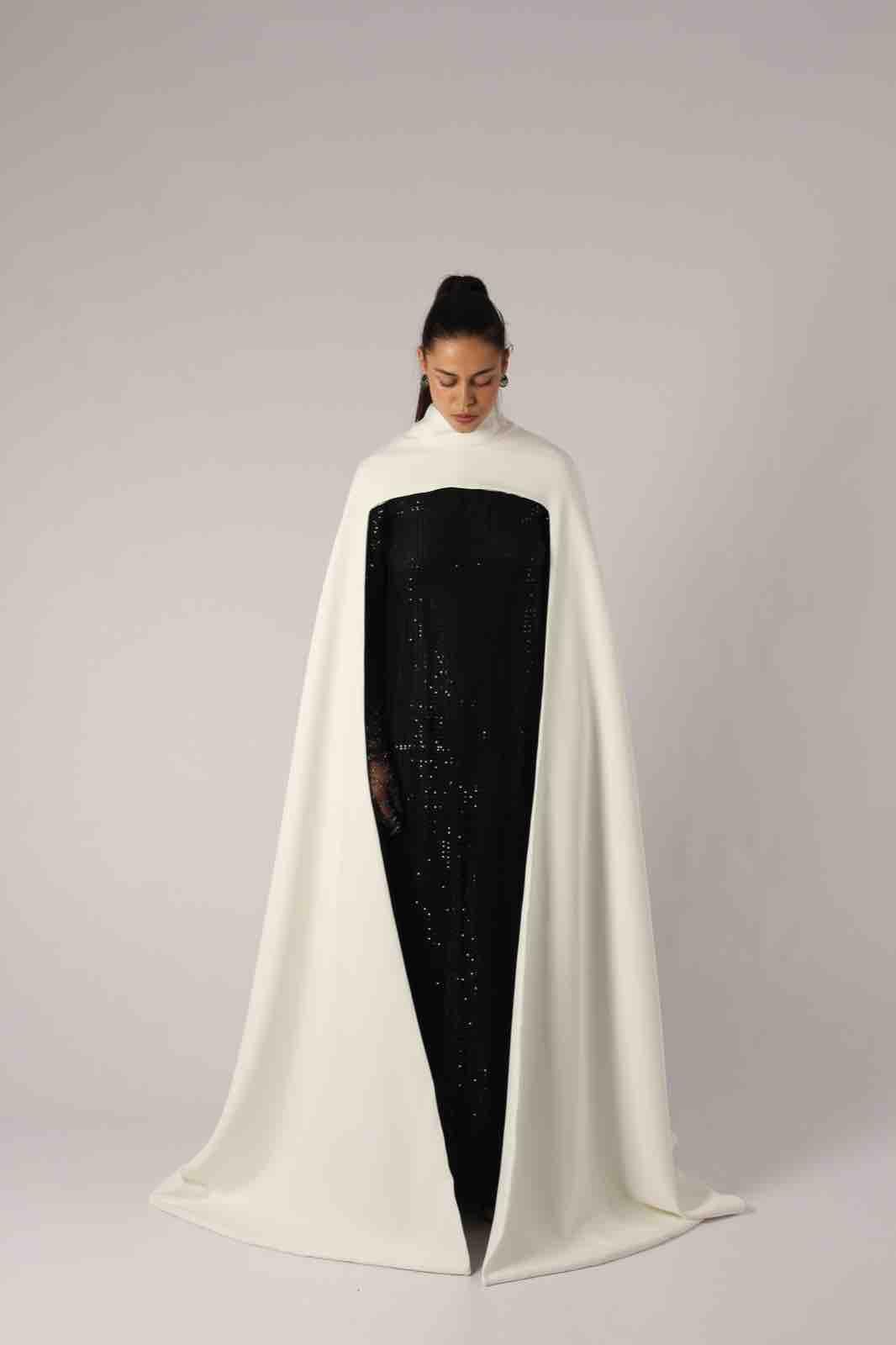 Vestido largo negro de malla brillante con capa blanca larga Elysea Studio — foto 1 de 4
