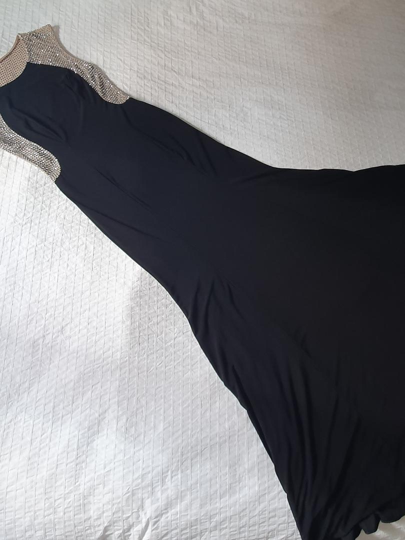 Vestido largo negro con transparencias cubiertas con detalles brillantes — foto 3 de 6
