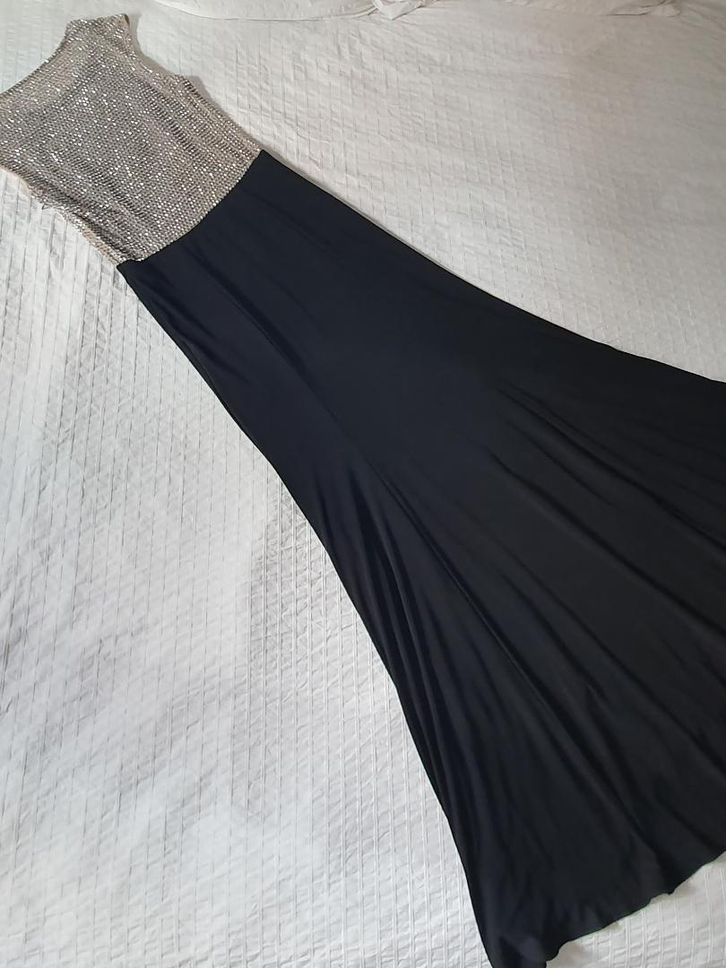 Vestido largo negro con transparencias cubiertas con detalles brillantes — foto 4 de 6