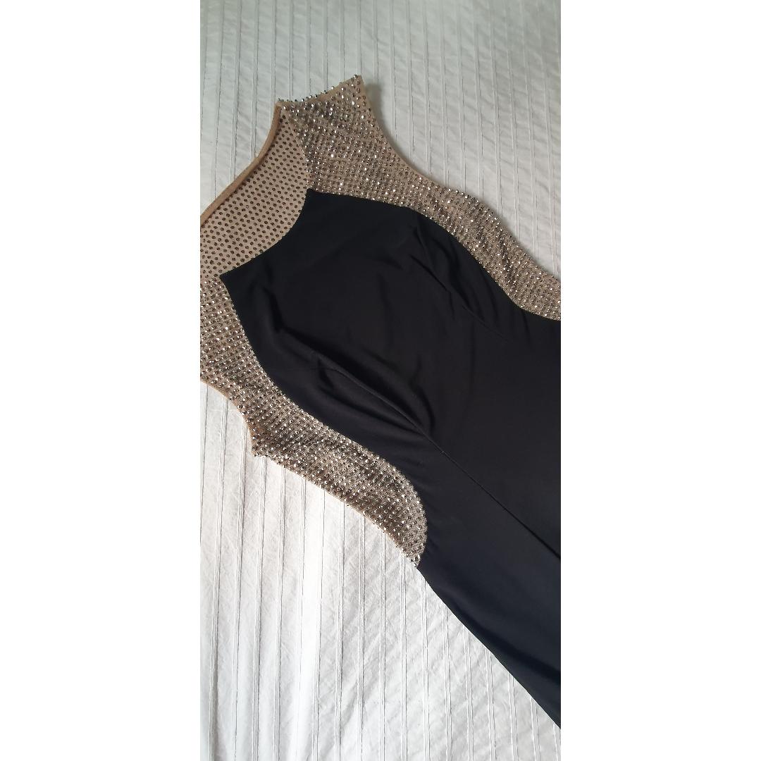 Vestido largo negro con transparencias cubiertas con detalles brillantes — foto 6 de 6