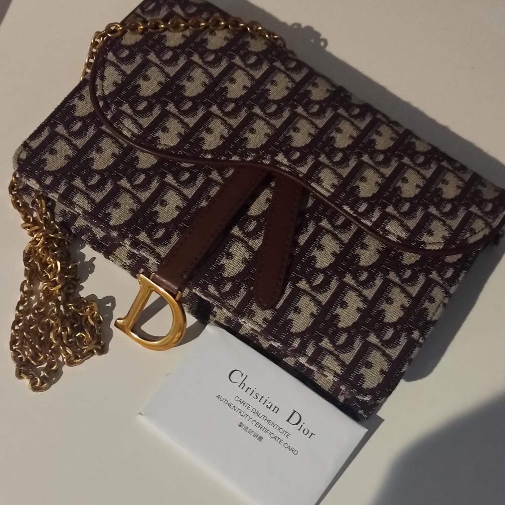 Bolso Christian Dior con Logo En tonos Marrones,cadena y letra en Dorado — foto 1 de 6