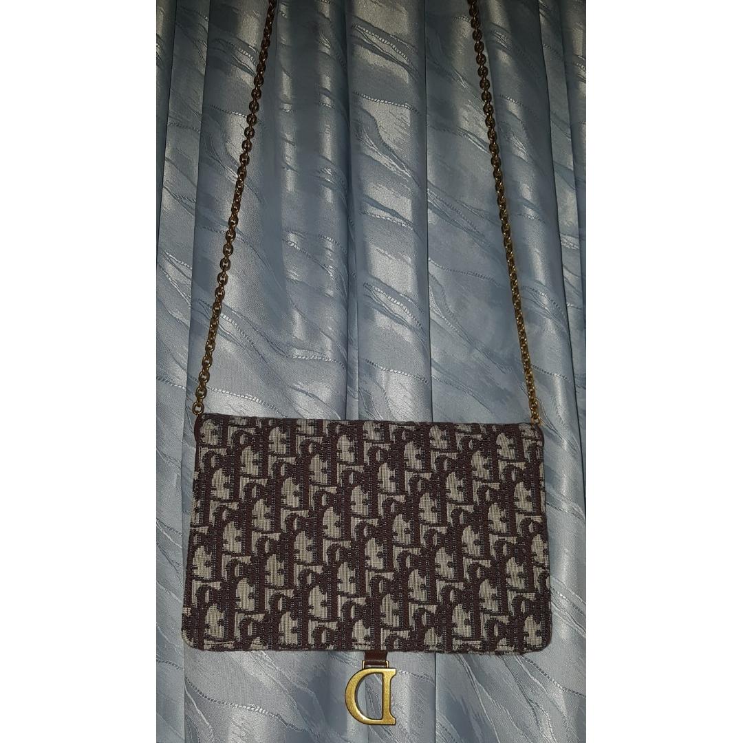 Bolso Christian Dior con Logo En tonos Marrones,cadena y letra en Dorado — foto 2 de 6