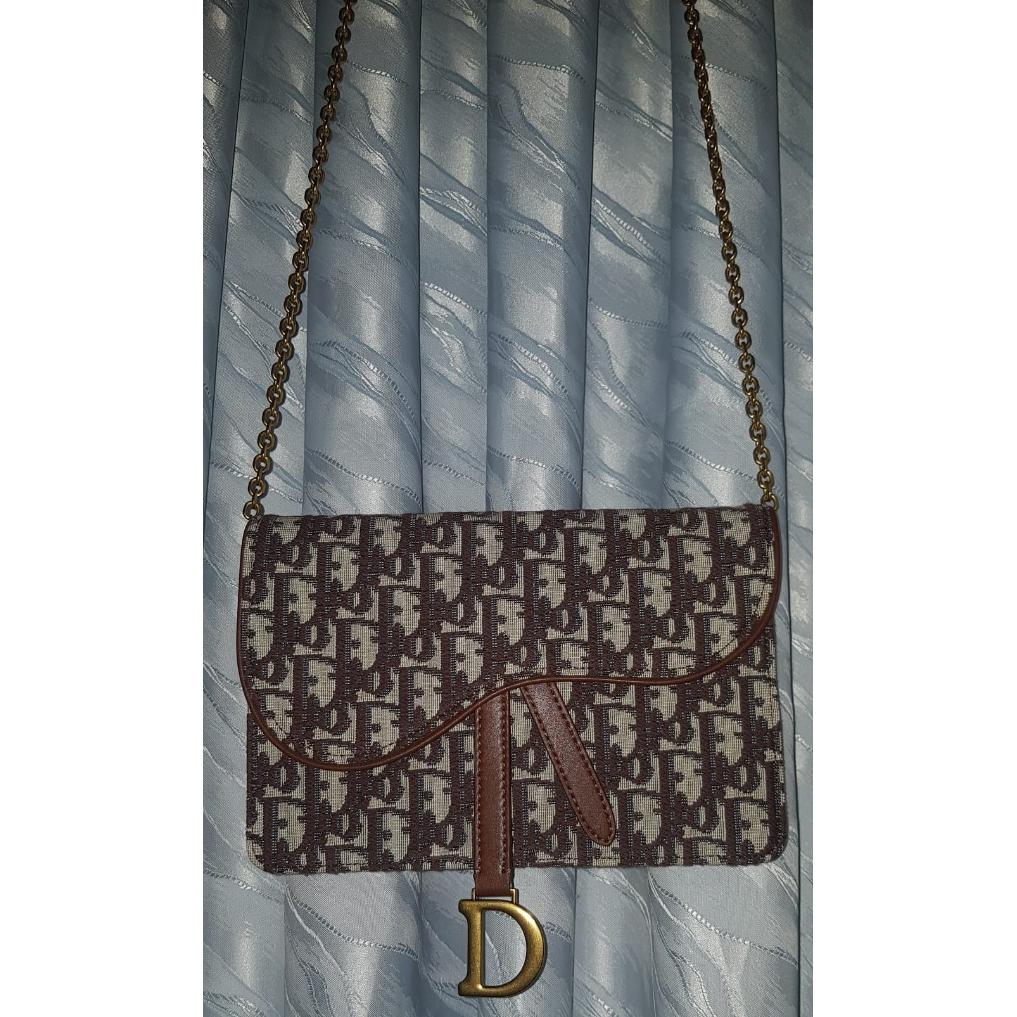 Bolso Christian Dior con Logo En tonos Marrones,cadena y letra en Dorado — foto 3 de 6