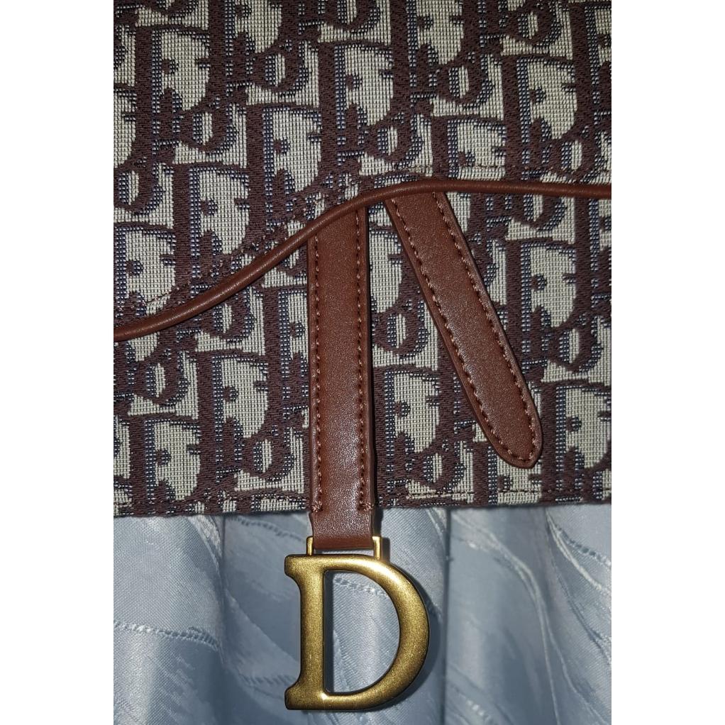 Bolso Christian Dior con Logo En tonos Marrones,cadena y letra en Dorado — foto 4 de 6