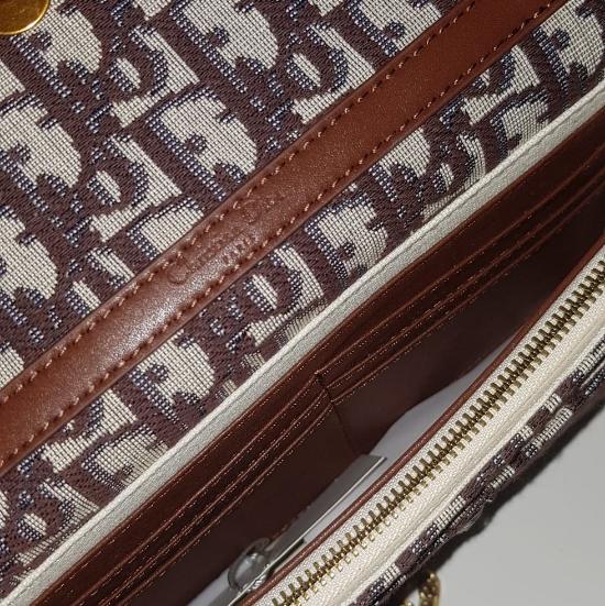 Bolso Christian Dior con Logo En tonos Marrones,cadena y letra en Dorado — foto 5 de 6