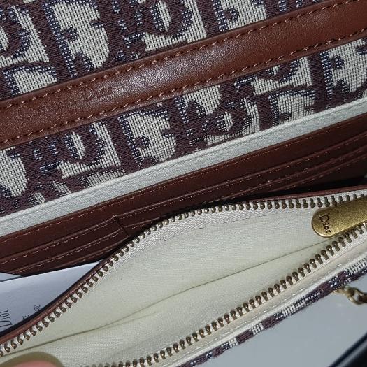 Bolso Christian Dior con Logo En tonos Marrones,cadena y letra en Dorado — foto 6 de 6