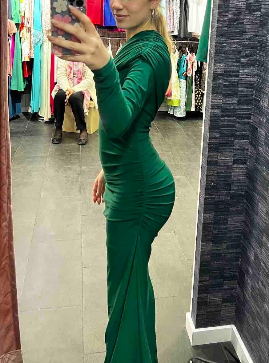 Vestido arreglado verde oscuro. Silvia Mas Boutique — foto 2 de 3
