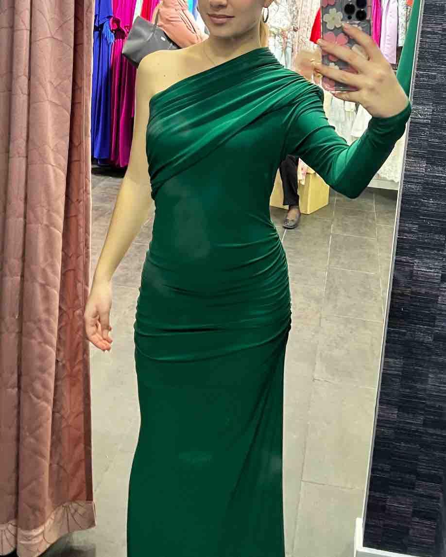 Vestido arreglado verde oscuro. Silvia Mas Boutique — foto 1 de 3