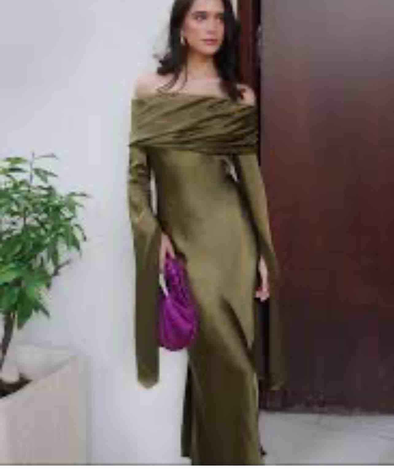 Vestido verde oliva satinado Elena Moore — foto 3 de 4