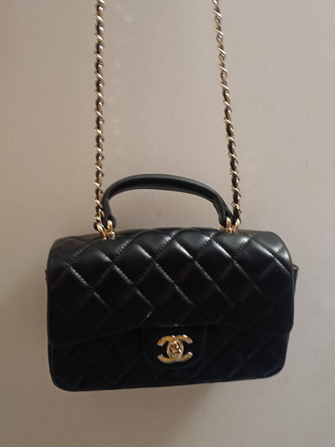 Mini bolso clásico Chanel en piel de cordero. — foto 1 de 4
