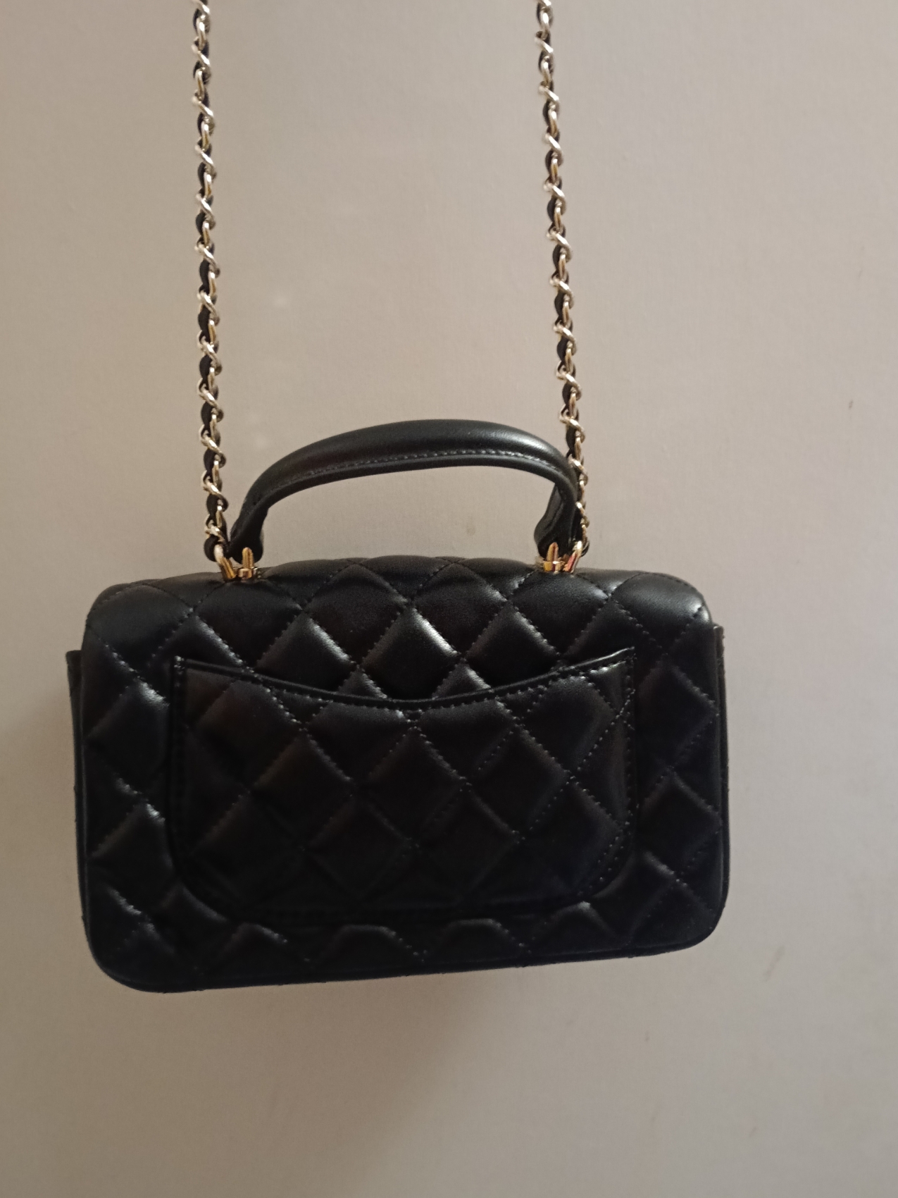 Mini bolso clásico Chanel en piel de cordero. — foto 2 de 4