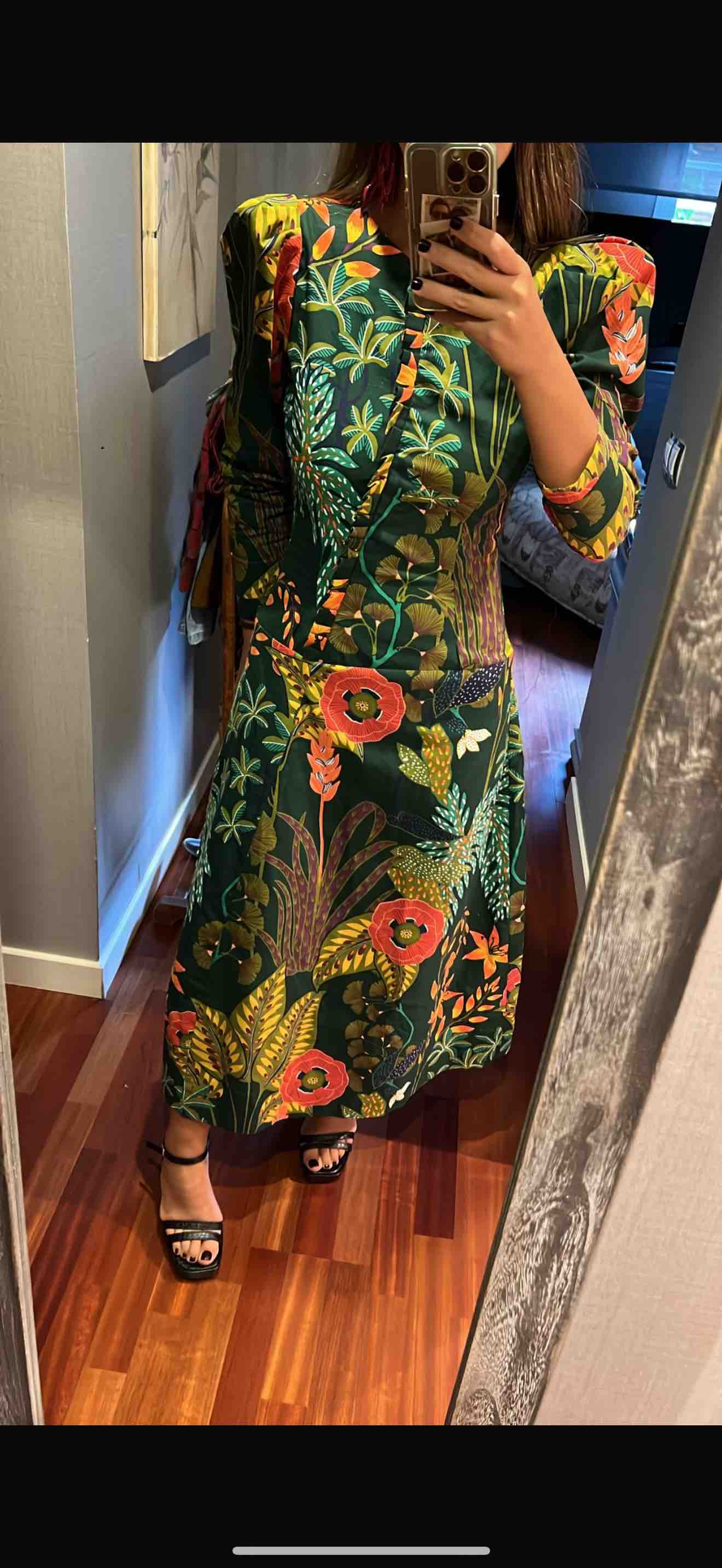 Vestido con manga abullonada — foto 2 de 3