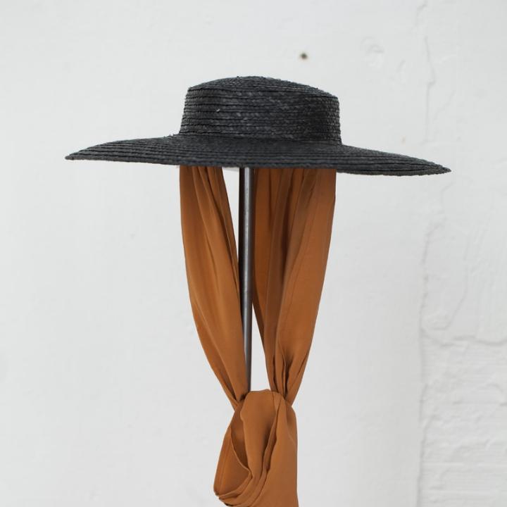 sombrero español de paja trenzada con paños de seda caldero — foto 4 de 5