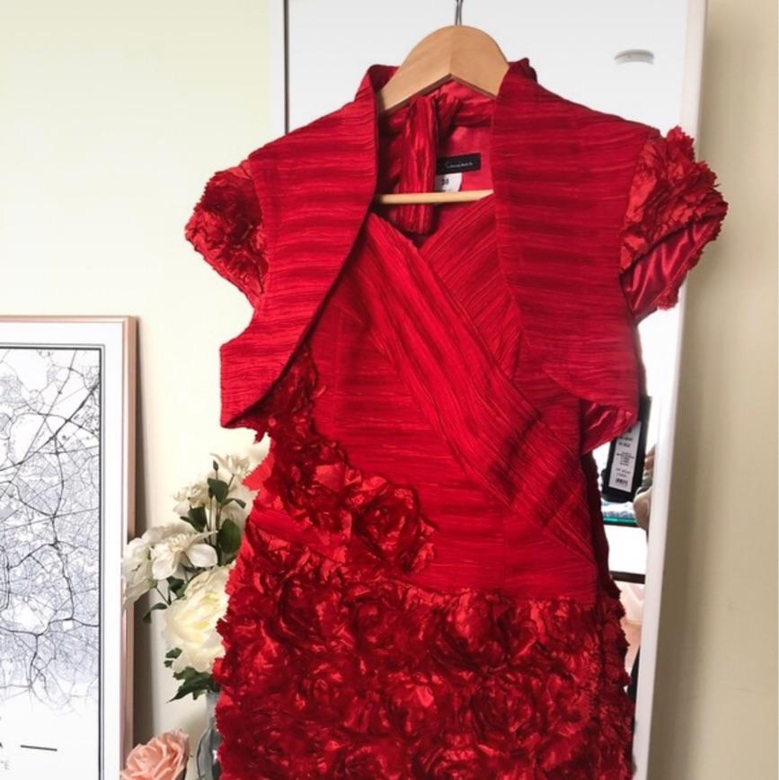 Vestido cóctel con flores en relieve con torera Nati Jiménez — foto 2 de 5