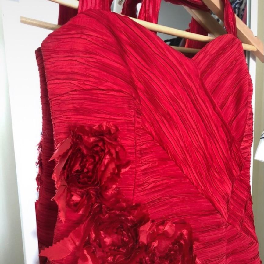 Vestido cóctel con flores en relieve con torera Nati Jiménez — foto 3 de 5