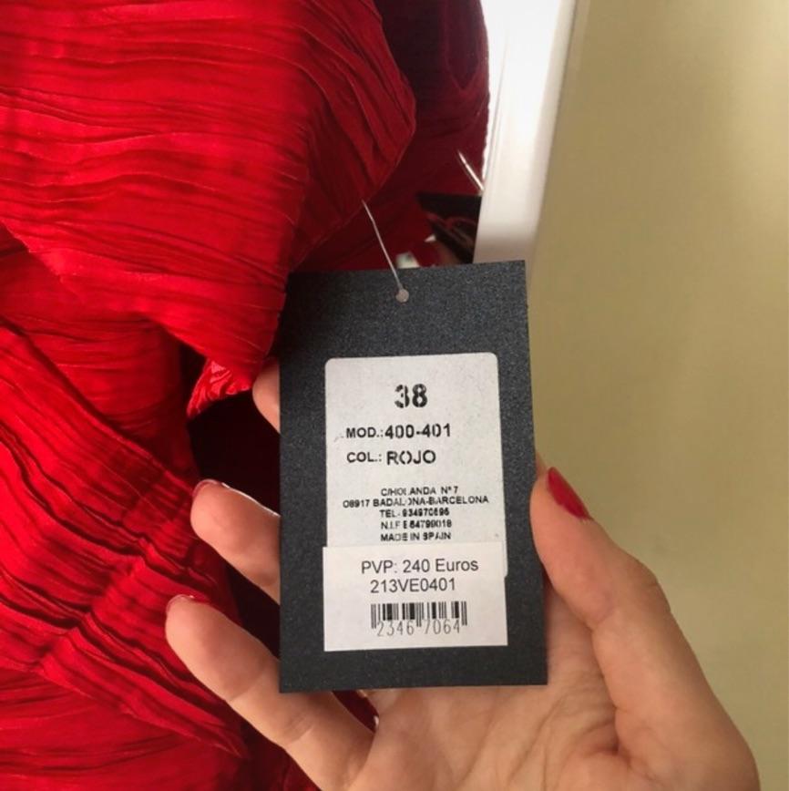 Vestido cóctel con flores en relieve con torera Nati Jiménez — foto 4 de 5