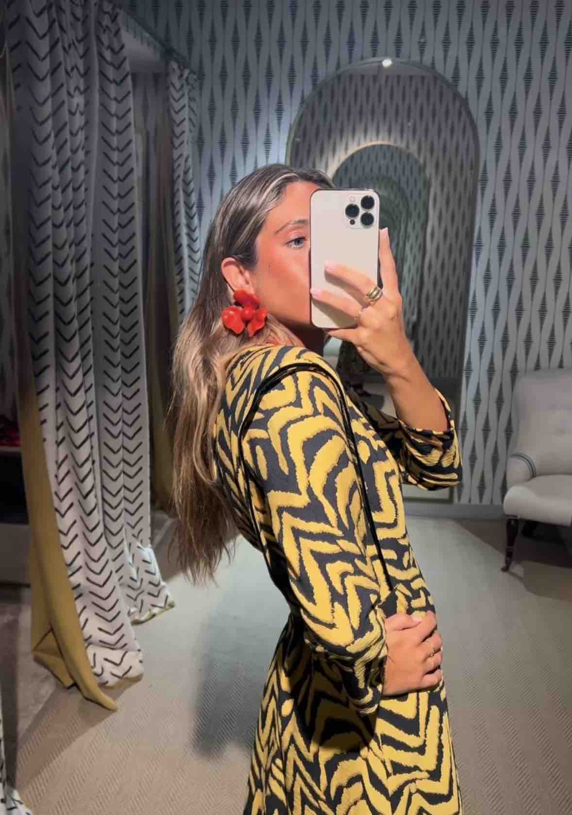 Vestido Inma Camacho amarillo y negro, talla S, en alquiler — foto 2 de 2