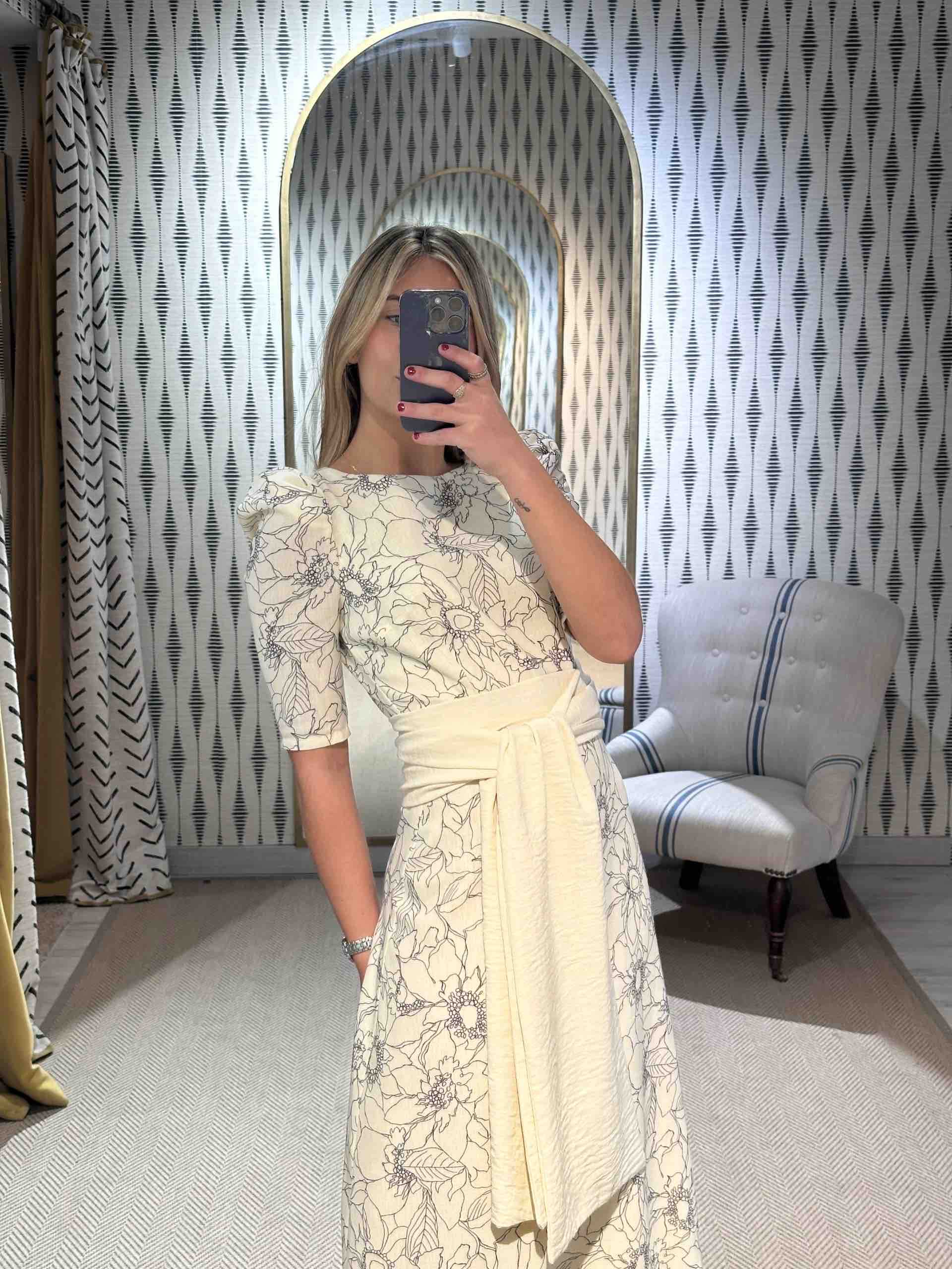 Vestido Inma Camacho blanco y floreado, talla S, en alquiler — foto 1 de 2