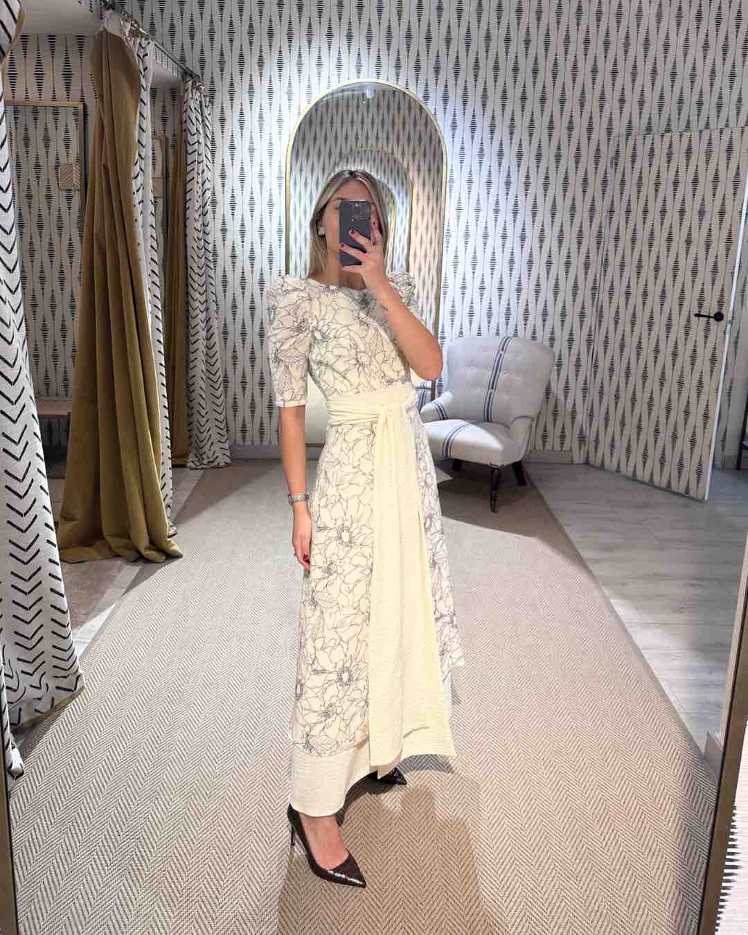 Vestido Inma Camacho blanco y floreado, talla S, en alquiler — foto 2 de 2