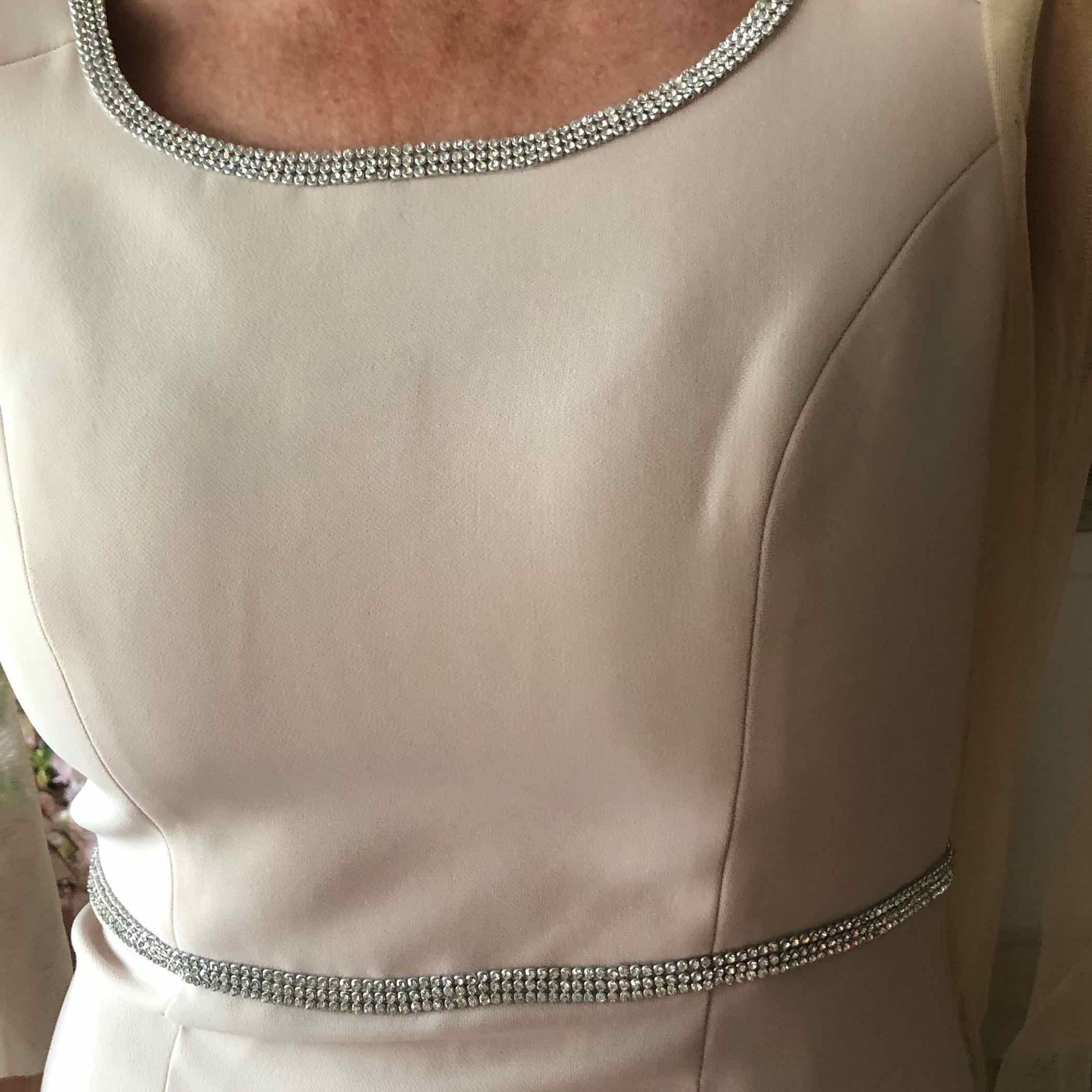 Vestido beige con cinturón de brillantes Sonia Peña — foto 2 de 6