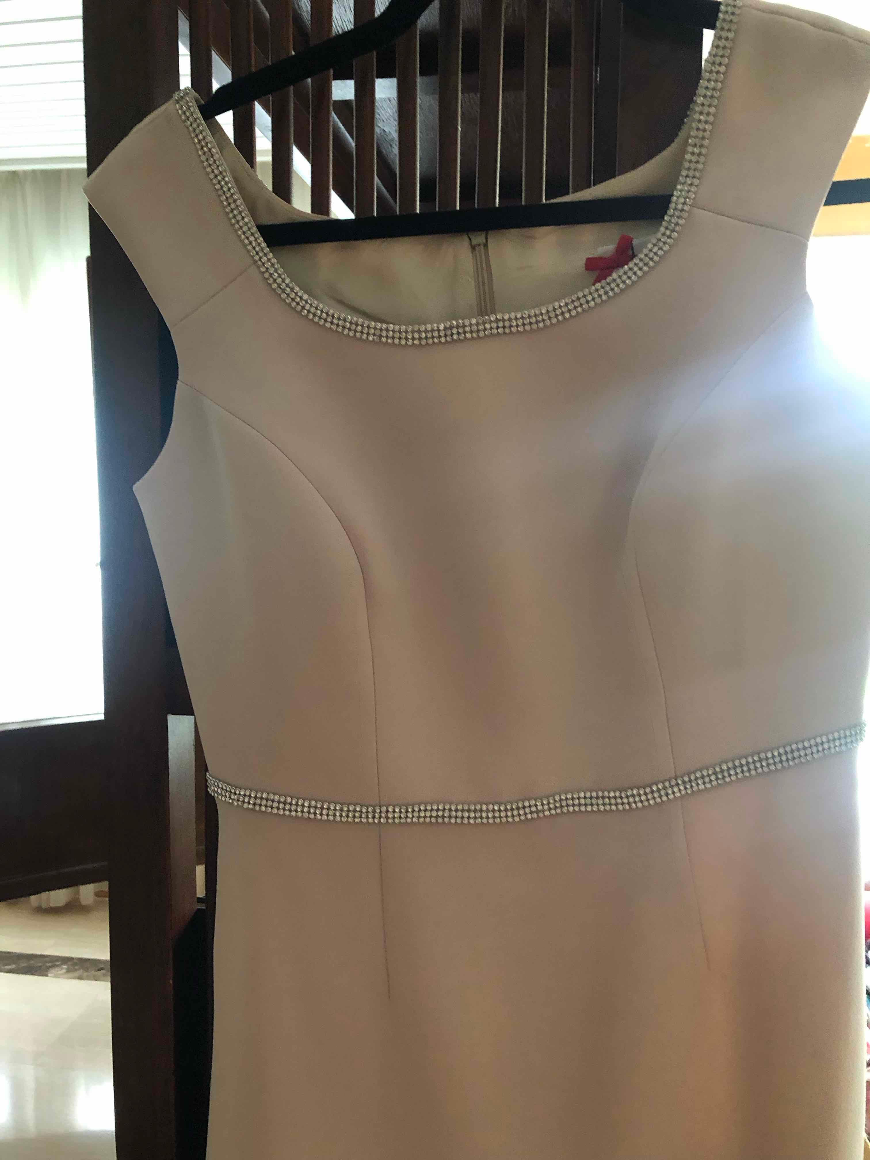 Vestido beige con cinturón de brillantes Sonia Peña — foto 4 de 6