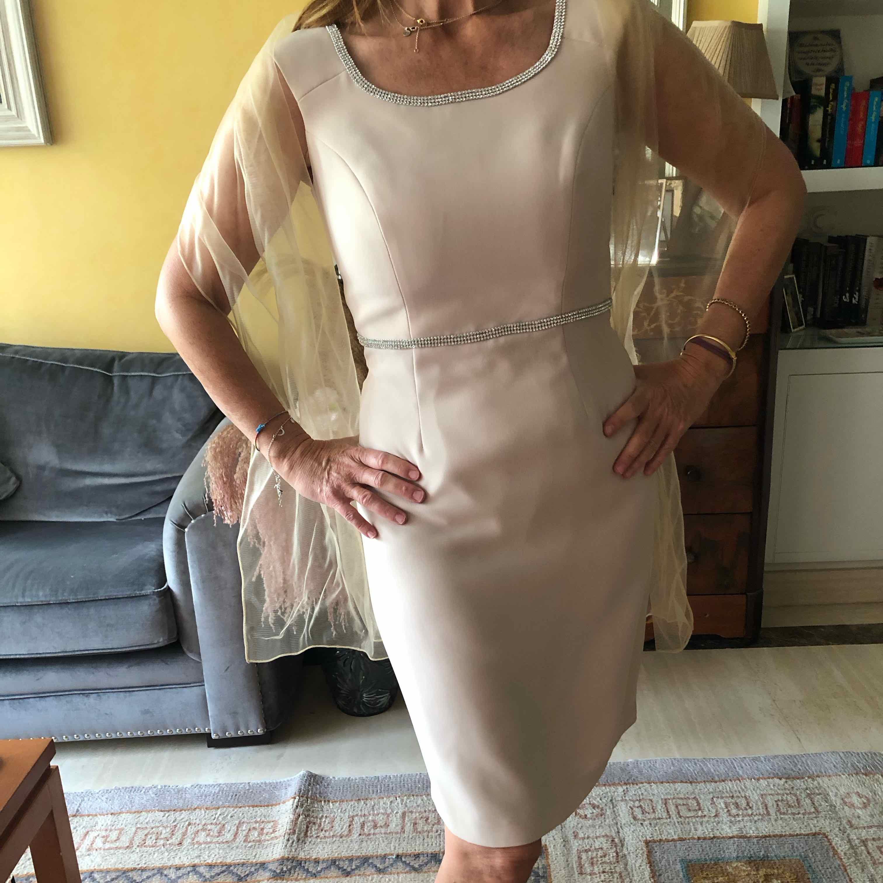 Vestido beige con cinturón de brillantes Sonia Peña — foto 1 de 6