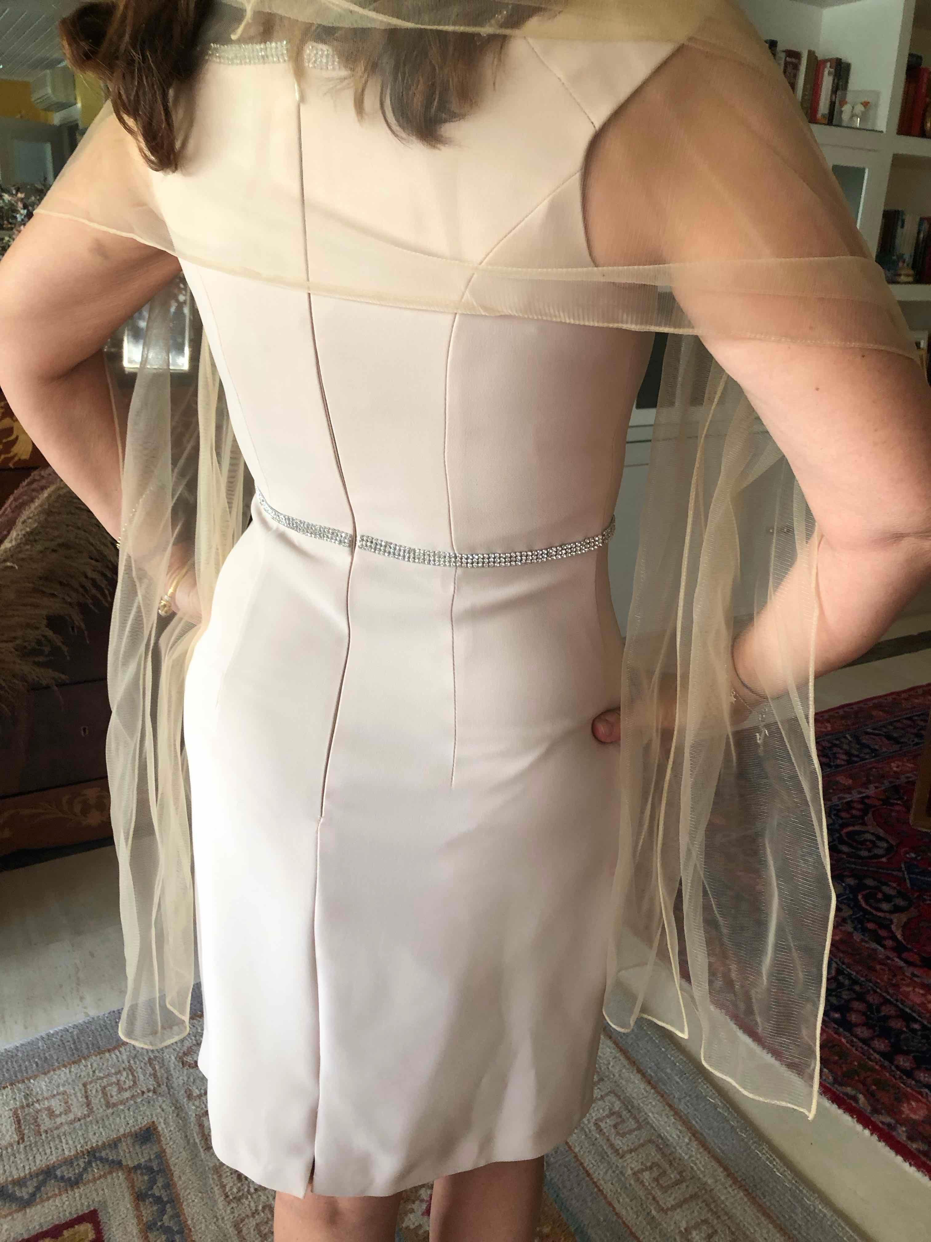 Vestido beige con cinturón de brillantes Sonia Peña — foto 3 de 6