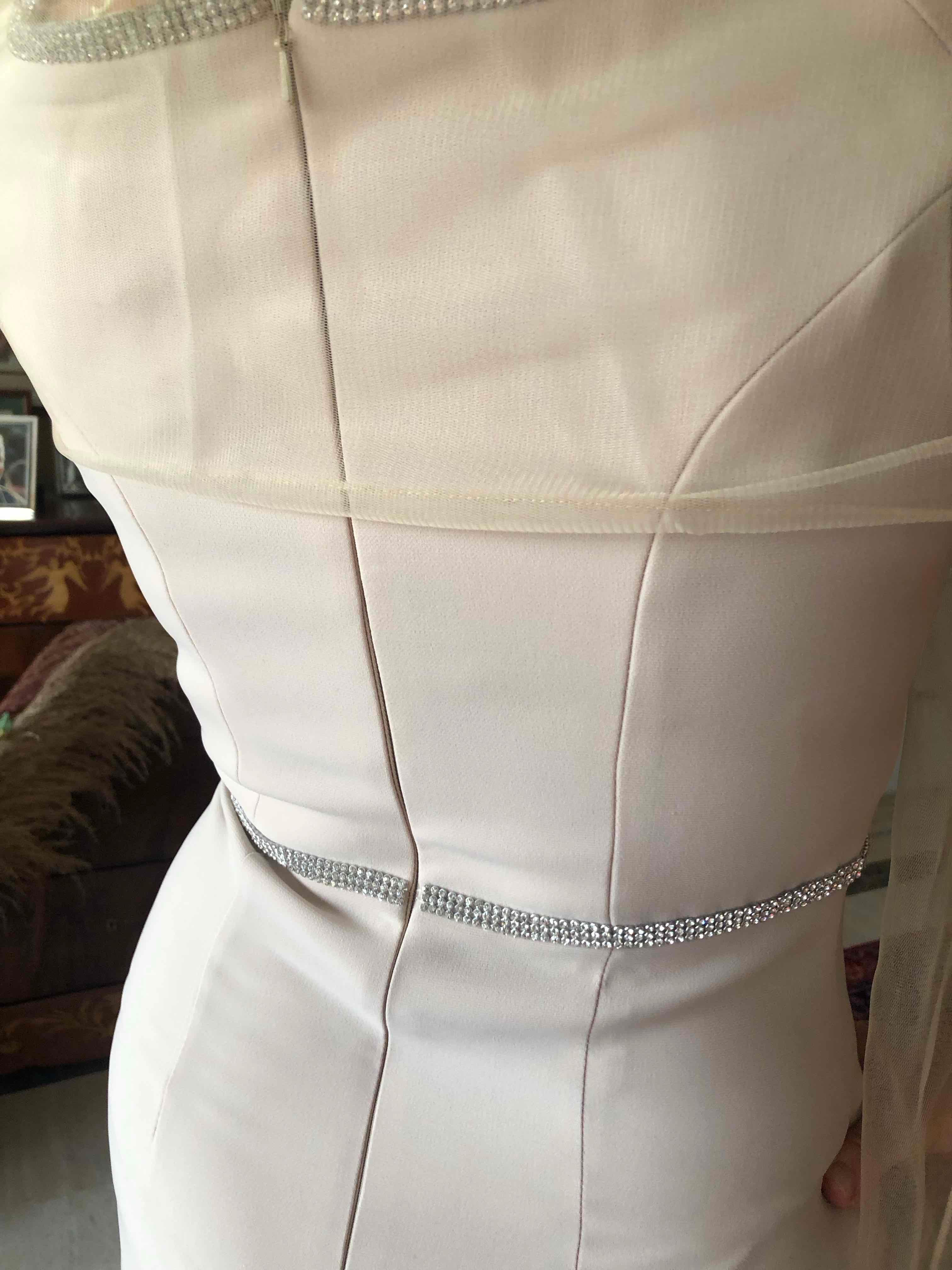 Vestido beige con cinturón de brillantes Sonia Peña — foto 6 de 6