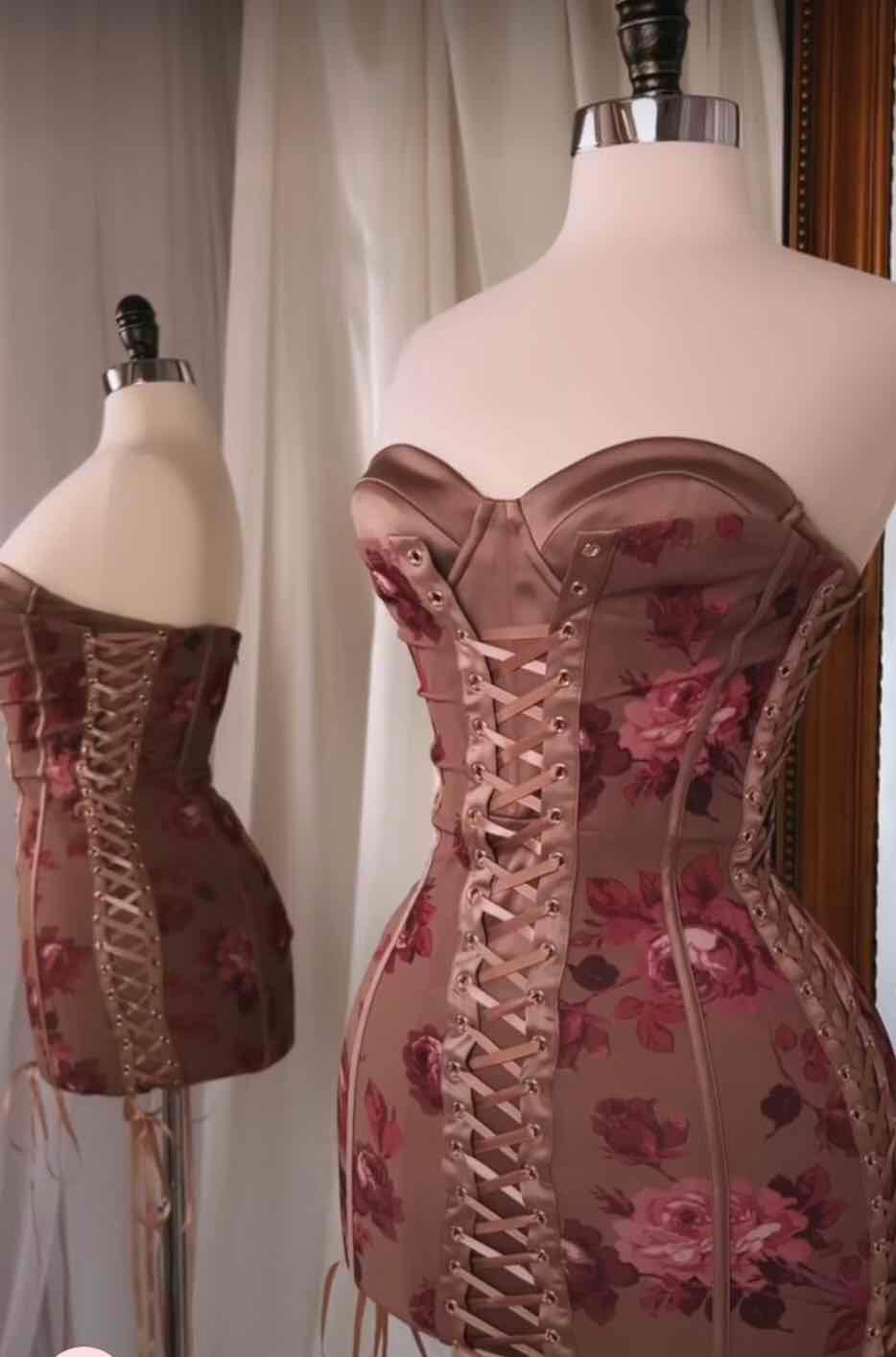 Vestido corsé detalles de lazo con estampado floral Oh polly — foto 1 de 3