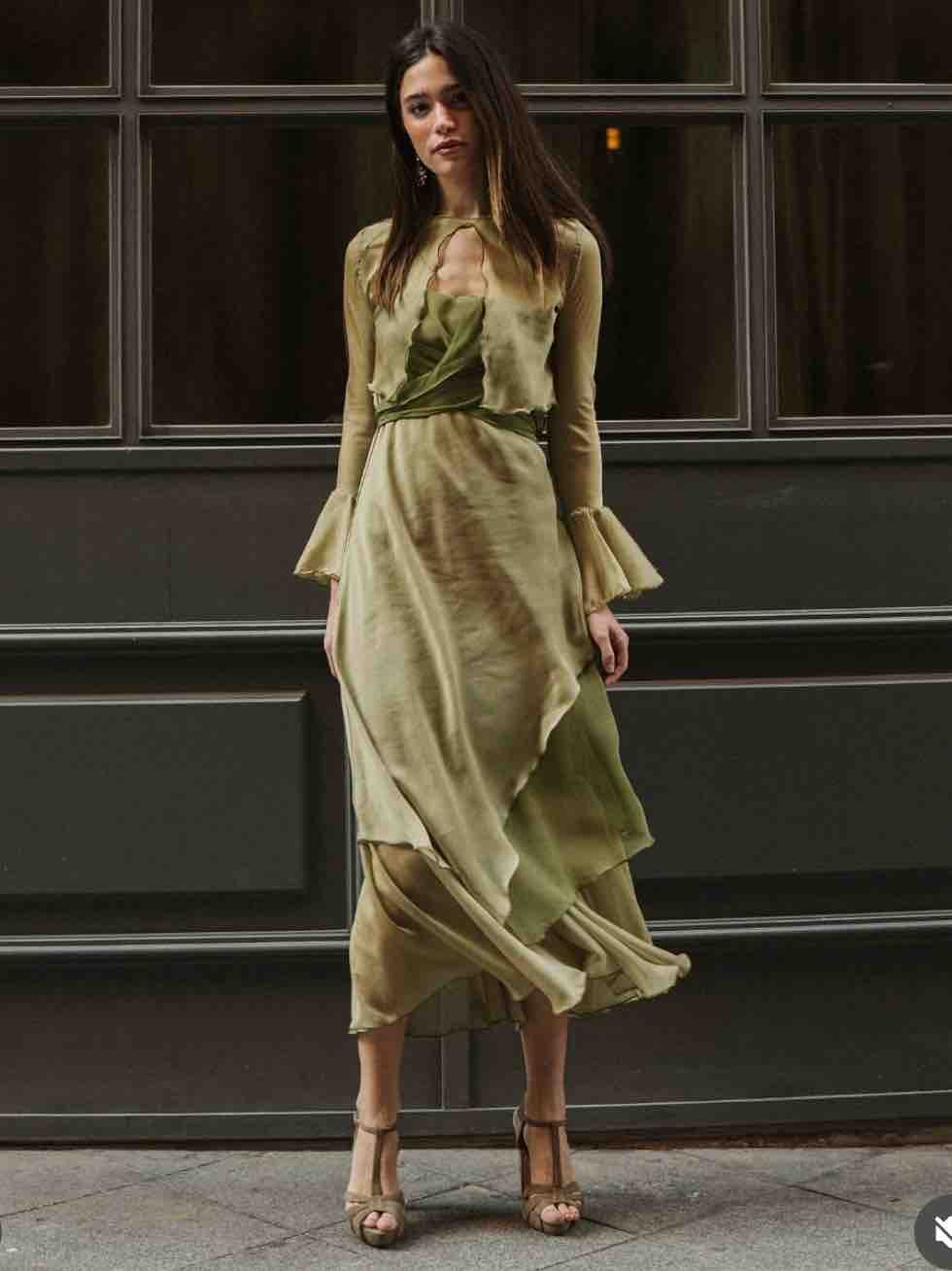 Vestido verde oliva + Chaqueta Rental Mode — foto 1 de 2