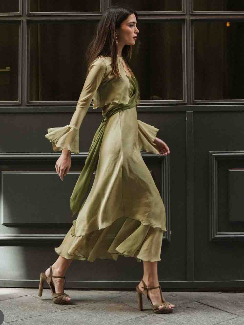 Vestido verde oliva + Chaqueta Rental Mode — foto 2 de 2