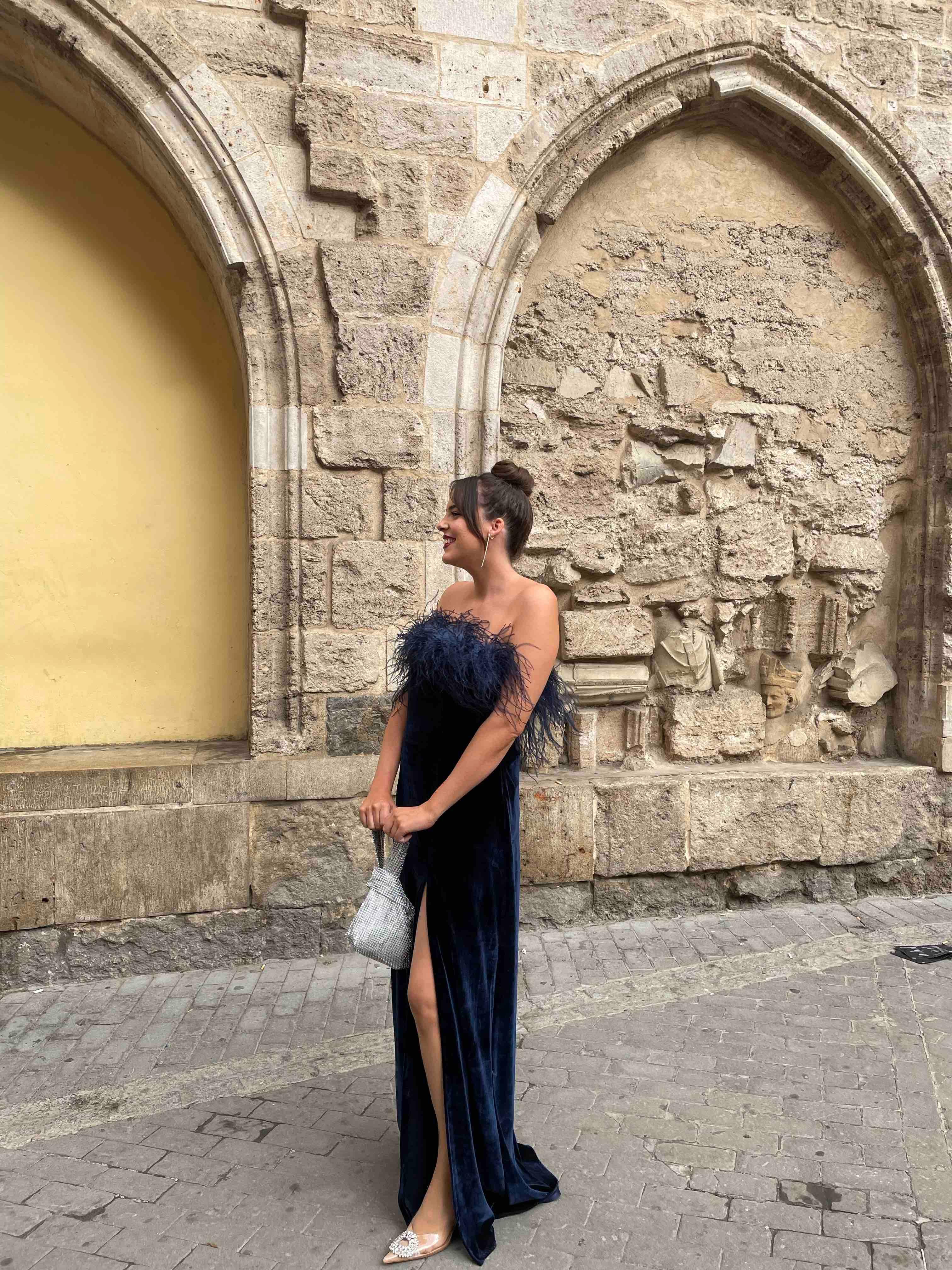 Vestido boda atelier terciopelo plumas — foto 1 de 4