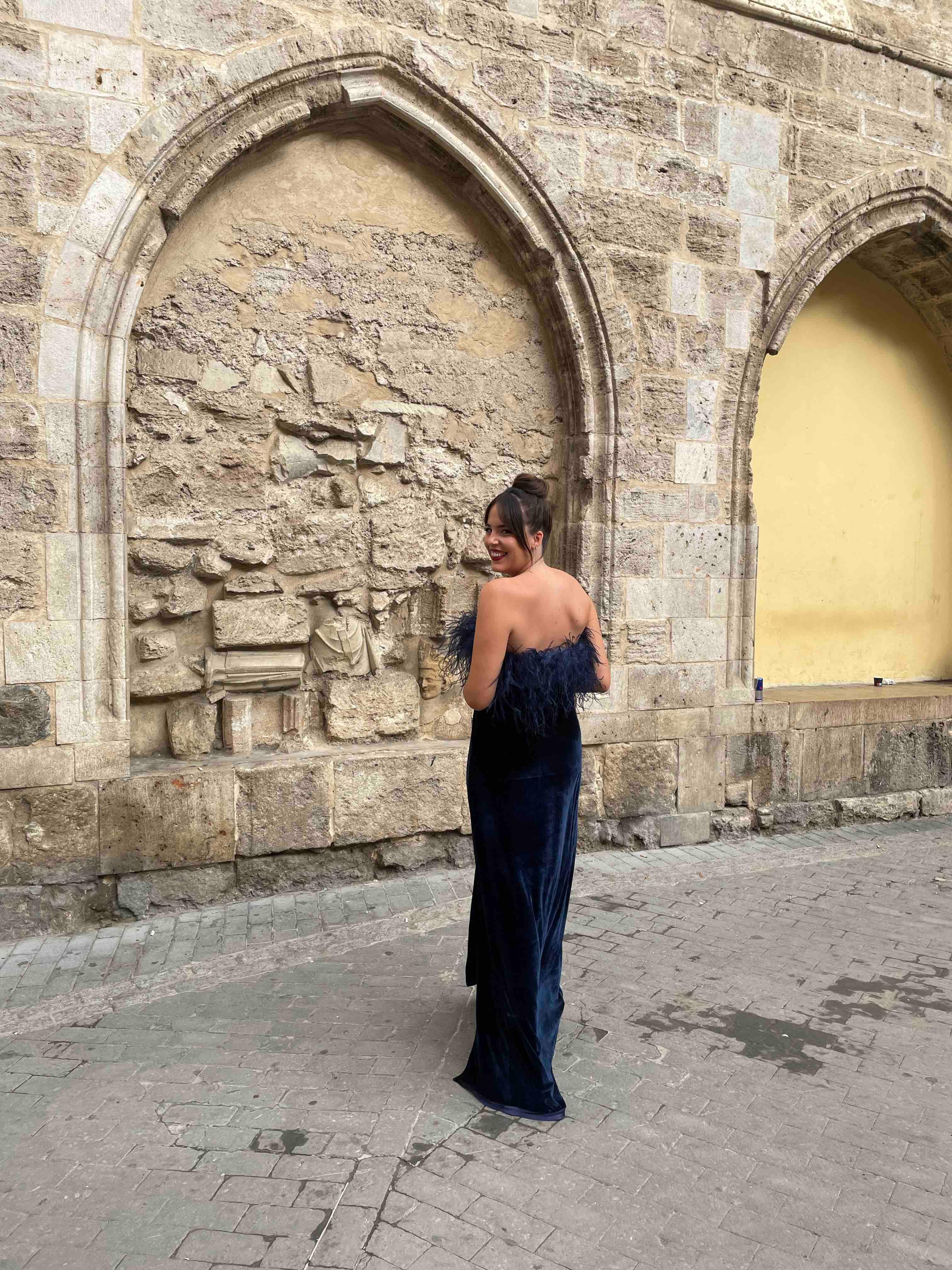 Vestido boda atelier terciopelo plumas — foto 2 de 4