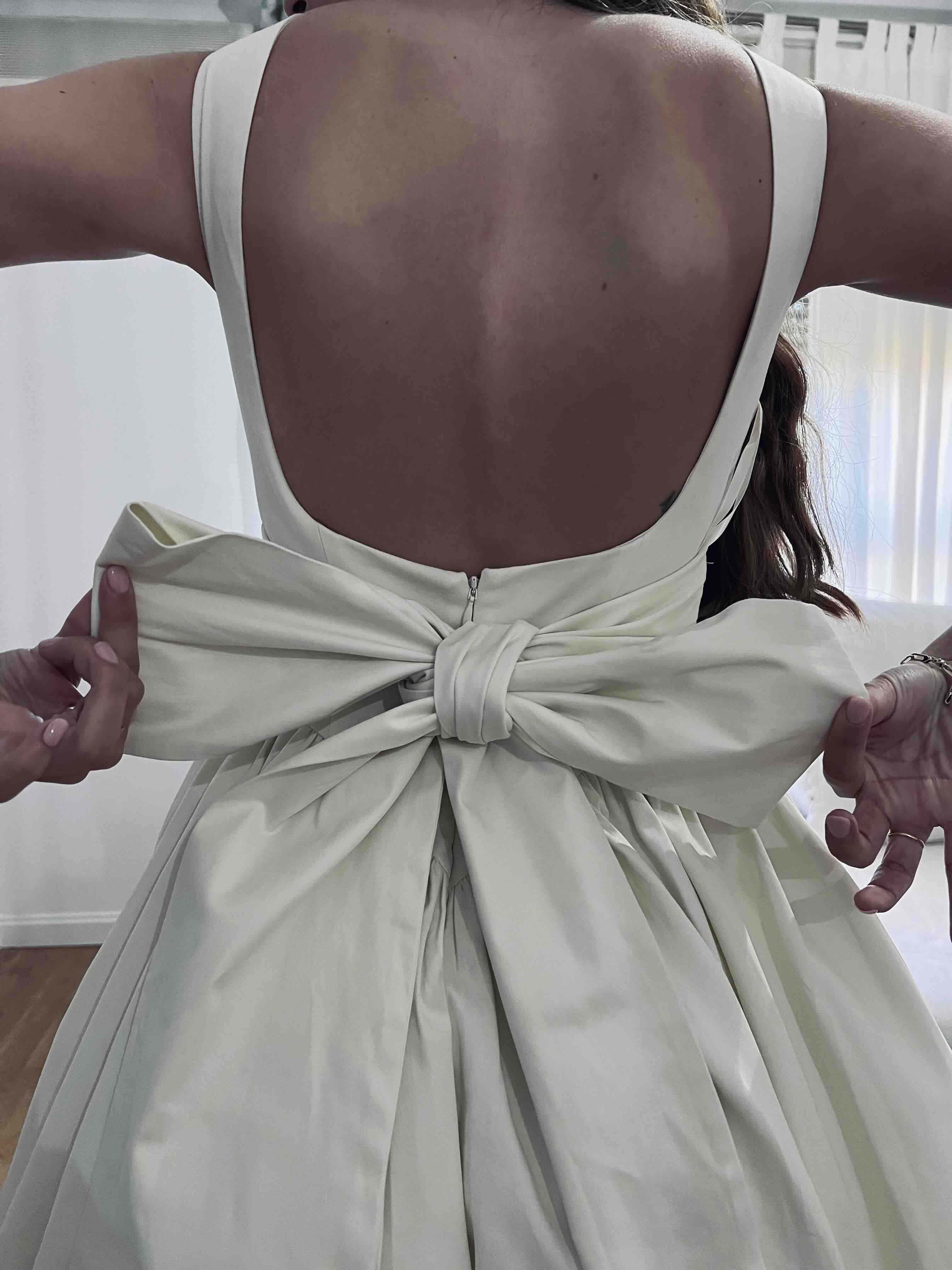 Vestido blanco corto con lazo — foto 1 de 6